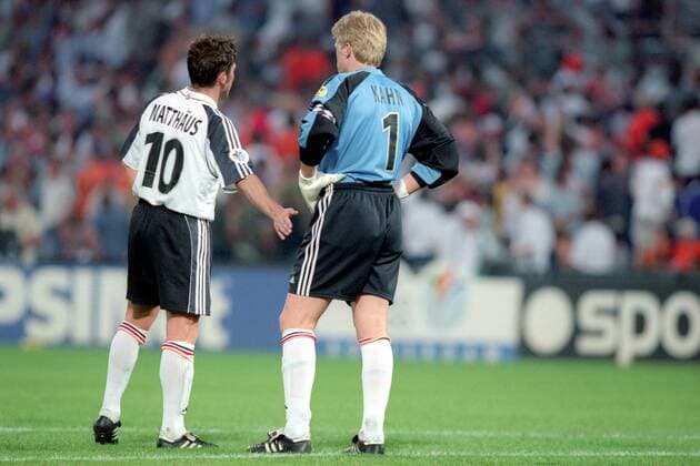 Torwart Oliver Kahn (re.) wird von Lothar Matthäus (beide Deutschland) aufgemuntert Fußball Länderspiel Herren EM 2000, Nationalmannschaft, Nationaltrikot, Gruppe A Gruppe Rotterdam Harmonie, Fußball Länderspiel Herren EM 2000, Nationalmannschaft, Nationaltrikot, Gruppe A Gruppe Rotterdam Harmonie,