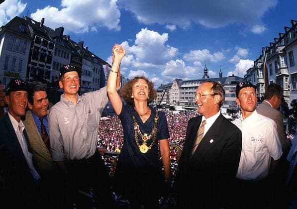 Jan Ullrich (Team Telekom, 3. v. li.) lässt sich nach seinem Tour de France Sieg 1997 beim Empfang in Bonn vor tausenden Fans von Oberbürgermeisterin Bärbel Dieckmann (SPD, beide Deutschland) feiern, daneben Trainer Peter Becker (2. v. li.) und Teamchef.. Radsport Herren Tour de France 1997, Straßenradsport, Straße, Rad, Sieg, Sieger, Gesamtsieg, Gesamtsieger o0 Markt Gruppe Bonner Rathaus, Balkon, Rathausbalkon Bonn, Aufnahmedatum geschätzt, sportlicher Leiter, Freude, Radsport Herren Tour de France 1997, Straßenradsport, Straße, Rad, Sieg, Sieger, Gesamtsieg, Gesamtsieger o0 Markt Gruppe Bonner Rathaus, Balkon, Rathausbalkon Bonn, Aufnahmedatum geschätzt, sportlicher Leiter, Freude,