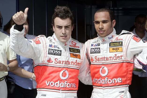 Fernando Alonso (Spanien, li.) bejubelt die Pole Position mit seinem Teamkollegen Lewis Hamilton (England beide McLaren Mercedes) Motorsport Grand Prix Herren Großer Preis von Ungarn 2007, Formel 1 Weltmeisterschaft, F1, F, GP, WM, Qualifying Gruppe Hungaroring Budapest Freude, Motorsport Grand Prix Herren Großer Preis von Ungarn 2007, Formel 1 Weltmeisterschaft, F1, F, GP, WM, Qualifying Gruppe Hungaroring Budapest Freude,