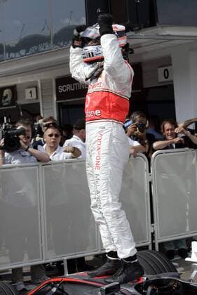Fernando Alonso (Spanien McLaren Mercedes) bejubelt auf dem Boliden stehend die Pole Position beim GP von Ungarn 2007 Motorsport Grand Prix Herren Großer Preis von Ungarn 2007, Formel 1 Weltmeisterschaft, F1, F, GP, WM, Qualifying Einzelbild Hungaroring Budapest Freude, Motorsport Grand Prix Herren Großer Preis von Ungarn 2007, Formel 1 Weltmeisterschaft, F1, F, GP, WM, Qualifying Einzelbild Hungaroring Budapest Freude,