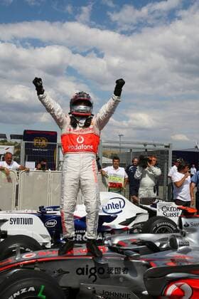 Fernando Alonso (Spanien McLaren Mercedes) bejubelt auf seinem Boliden stehend die Pole Position beim GP von Ungarn 2007 Motorsport Grand Prix Herren Großer Preis von Ungarn 2007, Formel 1 Weltmeisterschaft, F1, F, GP, WM, Qualifying Einzelbild Hungaroring Budapest Freude, Motorsport Grand Prix Herren Großer Preis von Ungarn 2007, Formel 1 Weltmeisterschaft, F1, F, GP, WM, Qualifying Einzelbild Hungaroring Budapest Freude,