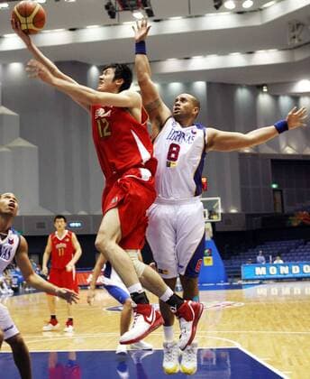Li Ke (China, li.) gegen Pauliasi Taulava (Philippinen) - Basketball Länderspiel Herren Asienmeisterschaft 2007, Asian Cup, Asia, Asiacup, Asiencup, Asien, Nationalteam, Nationaltrikot, Gruppe Philippinen - China 78:76 Tokushima Dynamik, Basketball Länderspiel Herren Asienmeisterschaft 2007, Asian Cup, Asia, Asiacup, Asiencup, Asien, Nationalteam, Nationaltrikot, Gruppe Philippinen - China 78:76 Tokushima Dynamik,