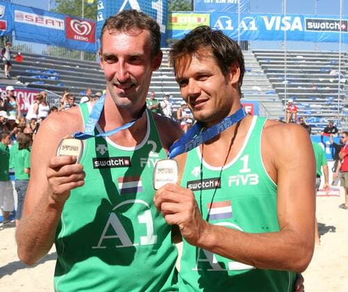 Richard Schuil (li.) und Reinder Nummerdor (beide Niederlande) präsentieren ihre Medaillen für den dritten Platz beim Grand Slam in Klagenfurt 2007 Beachvolleyball Herren Beach World Tour 2007, Grand Slam, Worldtour Gruppe Klagenfurt Freude, Beachvolleyball Herren Beach World Tour 2007, Grand Slam, Worldtour Gruppe Klagenfurt Freude,