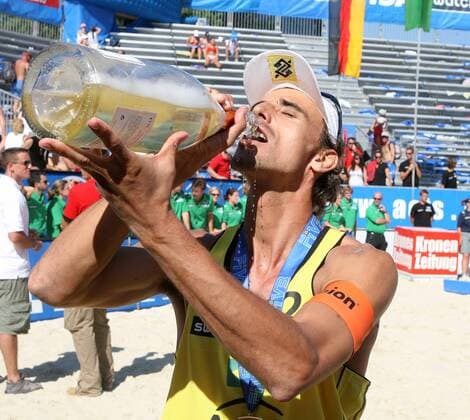 Emanuel Rego (Brasilien) gönnt sich nach dem Sieg beim Grand Slam in Klagenfurt 2007 einen Schluck Champagner Beachvolleyball Herren Beach World Tour 2007, Grand Slam, Worldtour Einzelbild Klagenfurt Freude, Beachvolleyball Herren Beach World Tour 2007, Grand Slam, Worldtour Einzelbild Klagenfurt Freude,
