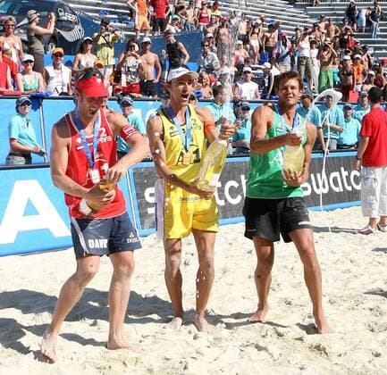 Siegerehrung beim Grand Slam in Klagenfurt 2007 - Sieger Emanuel Rego (Brasilien, Mitte), David Klemperer (Deutschland, li.) und Reinder Nummerdor (Niederlande) feiern feuchtfröhlich Beachvolleyball Herren Beach World Tour 2007, Grand Slam, Worldtour Gruppe Klagenfurt Freude, Beachvolleyball Herren Beach World Tour 2007, Grand Slam, Worldtour Gruppe Klagenfurt Freude,