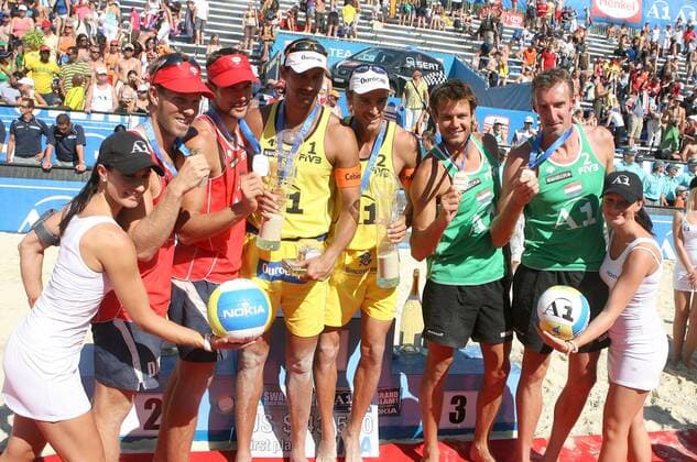 Siegerehrung beim Grand Slam in Klagenfurt 2007, mit den Siegern Ricardo Alex Costa Santos und Emanuel Rego (beide Brasilien, Mitte), David Klemperer und Eric Koreng (beide Deutschland, li.) und Reinder Nummerdor und Richard Schuil (beide Niederlande) Beachvolleyball Herren Beach World Tour 2007, Grand Slam, Worldtour Gruppe Klagenfurt Freude, Beachvolleyball Herren Beach World Tour 2007, Grand Slam, Worldtour Gruppe Klagenfurt Freude,
