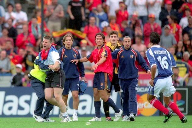 Jugoslawischer Flitzer (li.) wird gestellt, daneben u.a. Michel Salgado (2.v.li.), Alfonso (Mitte), Ersatztorwart Iker Casillas (hi., 3.v.re.) und Francisco Fran Gonzalez (alle Spanien, 2.v.re.) sowie Dejan Govedarica (Jugoslawien, re.) Fußball Länderspiel Herren EM 2000, Nationalmannschaft, Nationaltrikot, Gruppe C, Jugoslawien - Spanien 3:4 Gruppe Perez Munoz, Festnahme, festnehmen Brügge Dynamik, Fußball Länderspiel Herren EM 2000, Nationalmannschaft, Nationaltrikot, Gruppe C, Jugoslawien - Spanien 3:4 Gruppe Perez Munoz, Festnahme, festnehmen Brügge Dynamik,