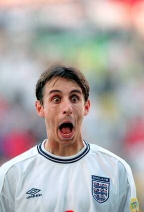Gary Neville (England) schneidet während der Nationalhymne Grimassen Fußball Länderspiel Herren EM 2000, Nationalmannschaft, Nationaltrikot, Gruppe A Porträt Charleroi Komik, Fußball Länderspiel Herren EM 2000, Nationalmannschaft, Nationaltrikot, Gruppe A Porträt Charleroi Komik,