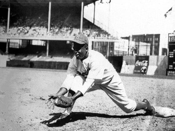 Jackie Robinson (Brooklyn Dodgers) fängt den Ball - (Icon5240224) Baseball Herren MLB 1948, Major League, Einzelbild Dynamik, Baseball Herren MLB 1948, Major League, Einzelbild Dynamik, EDITORIAL USE ONLY