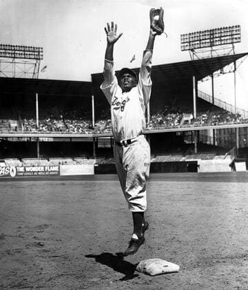 Jackie Robinson (Brooklyn Dodgers) fängt den Ball - (Icon8002502) Baseball Herren MLB 1947, Major League, Brooklyn Dodgers Einzelbild Dynamik, Baseball Herren MLB 1947, Major League, Brooklyn Dodgers Einzelbild Dynamik, EDITORIAL USE ONLY
