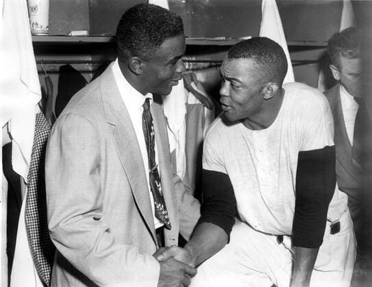 Jackie Robinson (Brooklyn Dodgers, li.) - shake hands mit Monte Irvin (New York Giants) - (Icon8002542) Baseball Herren MLB 1951, Major League, Brooklyn Dodgers - New York Giants Gruppe New York, NY, N Y, Baseball Herren MLB 1951, Major League, Brooklyn Dodgers - New York Giants Gruppe New York, NY, N Y, EDITORIAL USE ONLY