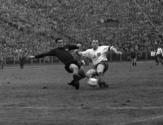Uwe Seeler (HSV, re.) gegen Ferdinand Wenauer (Nürnberg) Fußball 1. BL Herren Saison 1964 1965, 1. FC Nürnberg - Hamburger SV 2:3, Hamburg, Vneg Vsw Gruppe Nürnberg Dynamik, Fußball 1. BL Herren Saison 1964 1965, 1. FC Nürnberg - Hamburger SV 2:3, Hamburg, Vneg Vsw Gruppe Nürnberg Dynamik,