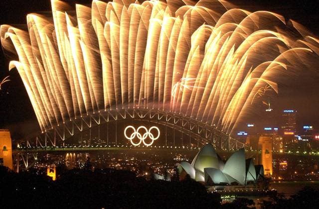 Feuerwerk über der Harbour Bridge und dem Sydney Opera House anlässlich der Schlussveranstaltung der Olympischen Spiele 2000 -  (poy2000121803) OS Sommer Olympische Spiele in Sydney 2000, Sommerspiele, Abschlussfeier, Abschlussveranstaltung, Abschluss Totale Aufmacher Sydney OS Sommer Olympische Spiele in Sydney 2000, Sommerspiele, Abschlussfeier, Abschlussveranstaltung, Abschluss Totale Aufmacher Sydney