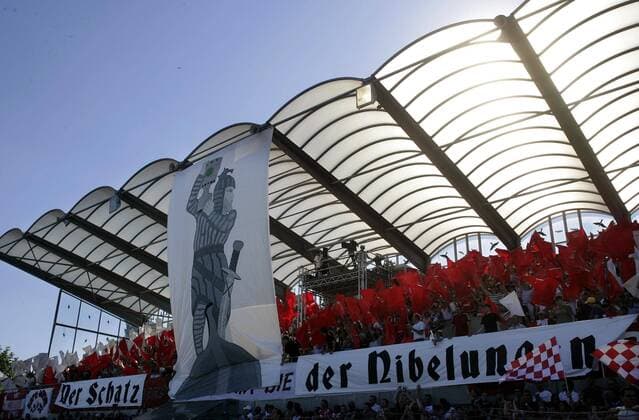 Fußball, Stadiongeschichte Wormatia Worms Der Schatz der Nibelungen - Wormser Ritter hält bereits den DFB Pokal in den Händen, zumindest in den Träumen der Anhänger vom VfR Wormatia Fußball Herren DFB Pokal 2007 2008, Pokalspiel, VfR Wormatia Worms 08 Totale Worms Fußball Herren DFB Pokal 2007 2008, Pokalspiel, VfR Wormatia Worms 08 Totale Worms