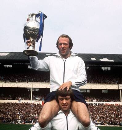 Englischer Meister Derby County - Archie Gemmill (obenauf) wird mit dem Meisterpokal von David Nish auf Schultern getragen -  Fußball Herren English Football League First Division 1974 1975, One, 1. Englische Liga, Derby County Gruppe Derby Glück, Harmonie, Freude, Fußball Herren English Football League First Division 1974 1975, One, 1. Englische Liga, Derby County Gruppe Derby Glück, Harmonie, Freude,