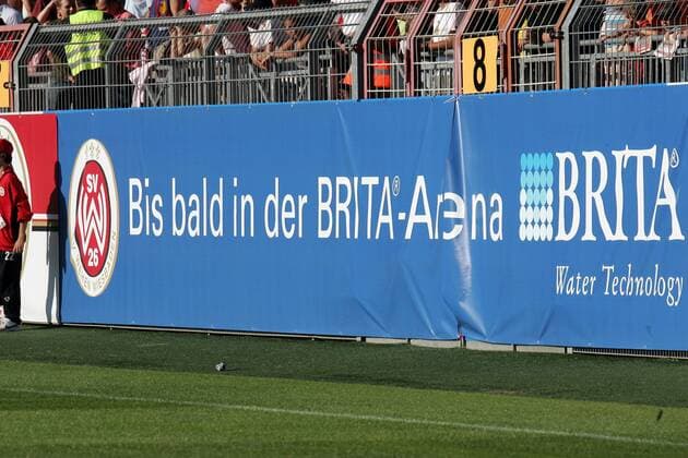 Fußball, Stadiongeschichte SV Wehen Wiesbaden Bis bald in der BRITA Arena - Bande verweist auf das neue Stadion des SV Wehen Wiesbaden Fußball Herren DFB Pokal 2007 2008, Pokalspiel Totale Mainz Fußball Herren DFB Pokal 2007 2008, Pokalspiel Totale Mainz