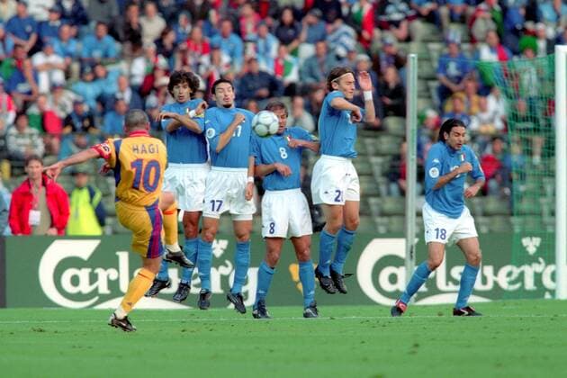 Abwehrmauer Italien v.li.: Demetrio Albertini, Gianluca Zambrotta, Antonio Conte, Francesco Totti und Stefano Fiore gegen den Freistoß von Gheorghe Hagi (Rumänien) Fußball Länderspiel Herren EM 2000, Nationalmannschaft, Nationaltrikot Viertelfinale, Italien - Rumänien 2:0, Vneg Totale Brüssel Dynamik, Abwehr, Fußball Länderspiel Herren EM 2000, Nationalmannschaft, Nationaltrikot Viertelfinale, Italien - Rumänien 2:0, Vneg Totale Brüssel Dynamik, Abwehr,