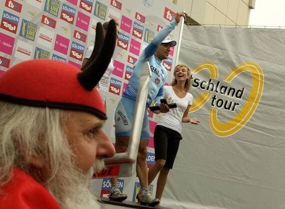 Robert Förster (Deutschland Gerolsteiner) gewinnt im Angesicht von Radteufel Didi Senft die 1. Etappe der Deutschland Tour 2007 Radsport Herren Deutschland Tour 2007, Deutschlandtour, ProTour, Straßenradsport, Straße, Rad, Gruppe 1. Etappe: Saarbrücken - Saarbrücken Freude, Radsport Herren Deutschland Tour 2007, Deutschlandtour, ProTour, Straßenradsport, Straße, Rad, Gruppe 1. Etappe: Saarbrücken - Saarbrücken Freude,