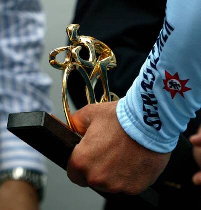 Robert Förster (Deutschland Gerolsteiner) gewinnt die 1. Etappe der Deutschland Tour 2007 und hält die goldene Trophäe in seinen Händen Radsport Herren Deutschland Tour 2007, Deutschlandtour, ProTour, Straßenradsport, Straße, Rad, Einzelbild 1. Etappe: Saarbrücken - Saarbrücken Radsport Herren Deutschland Tour 2007, Deutschlandtour, ProTour, Straßenradsport, Straße, Rad, Einzelbild 1. Etappe: Saarbrücken - Saarbrücken