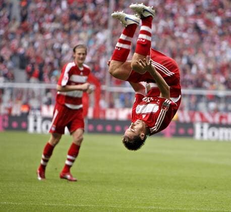 Miroslav Klose (Bayern) - Torjubel mit Salto Fußball 1. BL Herren Saison 2007 2008, FC Bayern München Einzelbild München Freude, Begeisterung, Fußball 1. BL Herren Saison 2007 2008, FC Bayern München Einzelbild München Freude, Begeisterung,