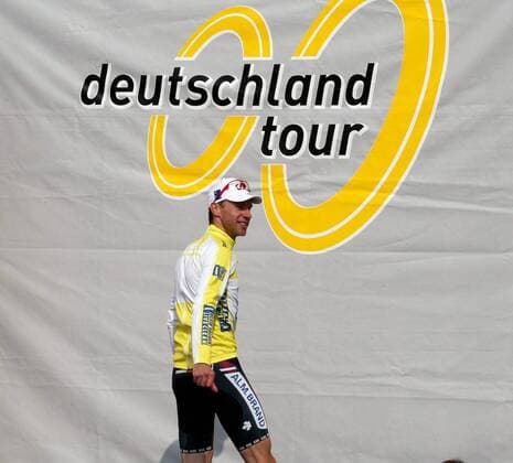 Etappensieger Jens Voigt (Deutschland CSC) im gelben Trikot bei der Siegerehrung zur 2. Etappe der Deutschland Tour 2007 Radsport Herren Deutschland Tour 2007, Deutschlandtour, ProTour, Straßenradsport, Straße, Rad, Zeitfahren Einzelbild Mannschaftszeitfahren 2. Etappe: Bretten - Bretten Radsport Herren Deutschland Tour 2007, Deutschlandtour, ProTour, Straßenradsport, Straße, Rad, Zeitfahren Einzelbild Mannschaftszeitfahren 2. Etappe: Bretten - Bretten