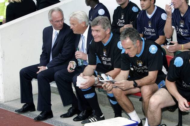 Trainerbank Manchester City, u.a. Trainer Sven Göran Eriksson (li.), die Co Trainer Hans Backe (2.v.li.) und Derek Fazackerley (3.v.li.) und Torwarttrainer Eric Steele -  Fußball Herren English Premier League 2007 2008, 1. Englische Liga, Manchester City Gruppe London Fußball Herren English Premier League 2007 2008, 1. Englische Liga, Manchester City Gruppe London