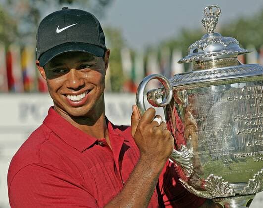 Eldrick Tiger Woods (USA) präsentiert als Sieger der 89. PGA Championship stolz die Wanamaker Trophy -  (tul2007081213) Golf Herren 89. PGA Championship 2007, Tour Einzelbild Southern Hills Country Club Tulsa Freude Golf Herren 89. PGA Championship 2007, Tour Einzelbild Southern Hills Country Club Tulsa Freude