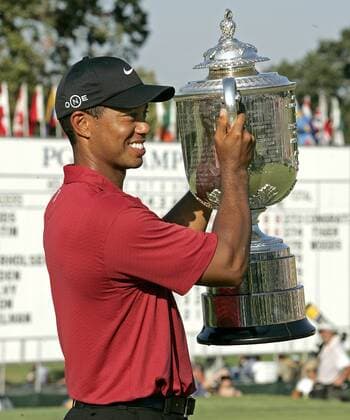 Eldrick Tiger Woods (USA) präsentiert als Sieger der 89. PGA Championship stolz die Wanamaker Trophy -  (tul2007081218) Golf Herren 89. PGA Championship 2007, Tour Einzelbild Southern Hills Country Club Tulsa Freude Golf Herren 89. PGA Championship 2007, Tour Einzelbild Southern Hills Country Club Tulsa Freude