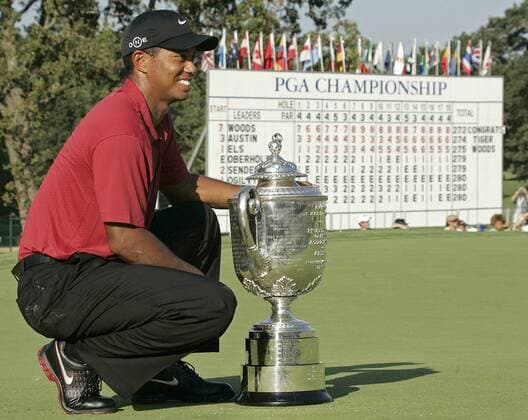 Eldrick Tiger Woods (USA) präsentiert stolz die Wanamaker Trophy vor dem Scoreboard -  (tul2007081228) Golf Herren 89. PGA Championship 2007, Tour Einzelbild Southern Hills Country Club Tulsa Golf Herren 89. PGA Championship 2007, Tour Einzelbild Southern Hills Country Club Tulsa