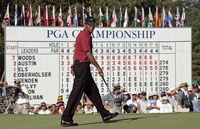 Eldrick Tiger Woods (USA) läuft als Führender am Scoreboard vorbei -  (tul2007081225) Golf Herren 89. PGA Championship 2007, Tour Einzelbild Southern Hills Country Club Tulsa Golf Herren 89. PGA Championship 2007, Tour Einzelbild Southern Hills Country Club Tulsa