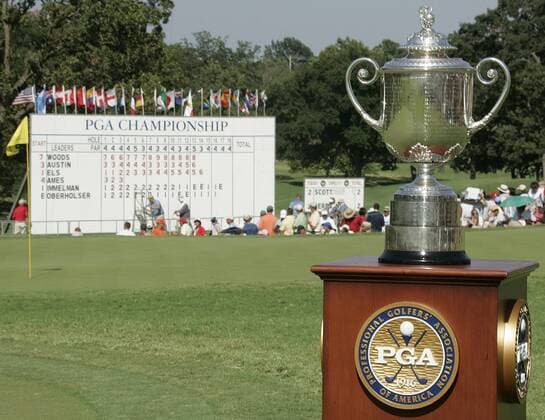 Die Wanamaker Trophy vor dem Scoreboard der 89. PGA Championship 2007 -  (tul2007081234) Golf Herren 89. PGA Championship 2007, Tour, Professional Golfers Association Totale Southern Hills Country Club Tulsa Golf Herren 89. PGA Championship 2007, Tour, Professional Golfers Association Totale Southern Hills Country Club Tulsa