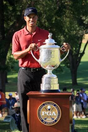 Eldrick Tiger Woods (USA) präsentiert für den Sieg bei den 89. PGA Championship 2007 stolz die Wanamaker Trophy - (Icon5156688) Golf Herren 89. PGA Championship 2007, Tour Einzelbild Southern Hills Country Club Tulsa Golf Herren 89. PGA Championship 2007, Tour Einzelbild Southern Hills Country Club Tulsa EDITORIAL USE ONLY
