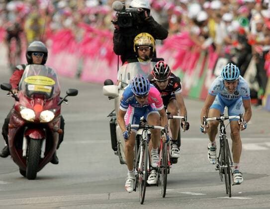 Damiano Cunego (Lampre Fondital, li.) gewinnt die 4. Etappe der Deutschland Tour 2007 vor Davide Rebellin (Gerolsteiner beide Italien, re.) und David Lopez Garcia (Spanien Caisse d Epargne) Radsport Herren Deutschland Tour 2007, Deutschlandtour, ProTour, Straßenradsport, Straße, Rad, Gruppe 4. Etappe: Singen - Sonthofen Dynamik, Kampf, Radsport Herren Deutschland Tour 2007, Deutschlandtour, ProTour, Straßenradsport, Straße, Rad, Gruppe 4. Etappe: Singen - Sonthofen Dynamik, Kampf,