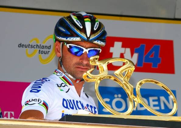 Paolo Bettini (Italien Quick Step Innergetic) betrachtet bei der Einschreibung zur 4. Etappe der Deutschland Tour 2007 den Siegerpokal Radsport Herren Deutschland Tour 2007, Deutschlandtour, ProTour, Straßenradsport, Straße, Rad, Einzelbild 4. Etappe: Singen - Sonthofen Radsport Herren Deutschland Tour 2007, Deutschlandtour, ProTour, Straßenradsport, Straße, Rad, Einzelbild 4. Etappe: Singen - Sonthofen