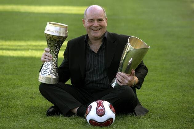 Manager Siegfried Dietrich (FFC Frankfurt) am Boden mit dem deutschen Meisterpokal und dem DFB Pokal Fußball 1. BL Herren Saison 2007 2008, Frauen, Frauenfußball, Fotoshooting , 1. FFC Frankfurt Einzelbild Frankfurt M. Fußball 1. BL Herren Saison 2007 2008, Frauen, Frauenfußball, Fotoshooting , 1. FFC Frankfurt Einzelbild Frankfurt M.