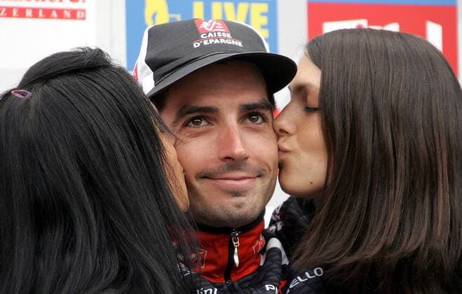 David Lopez Garcia (Spanien Caisse d Epargne) gewinnt die 5. Etappe der Deutschland Tour 2007 und bekommt dafür von den Hostessen zärtliche Küsschen Radsport Herren Deutschland Tour 2007, Deutschlandtour, ProTour, Straßenradsport, Straße, Rad Gruppe o0 Etappensieg, Etappensieger 5. Etappe: Sonthofen - Sölden Freude, Radsport Herren Deutschland Tour 2007, Deutschlandtour, ProTour, Straßenradsport, Straße, Rad Gruppe o0 Etappensieg, Etappensieger 5. Etappe: Sonthofen - Sölden Freude,