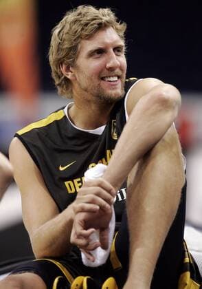 Dirk Nowitzki (Deutschland) gut gelaunt Basketball Herren Nationalmannschaft 2007, Training Einzelbild Hamburg Basketball Herren Nationalmannschaft 2007, Training Einzelbild Hamburg