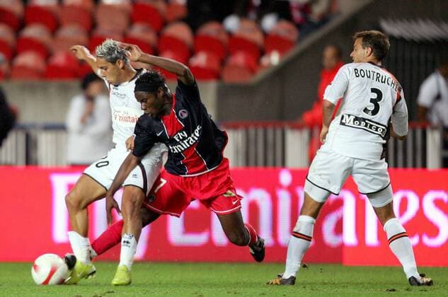 Nicolas Marin (Lorient, li.) gegen Peguy Luyindula (Paris St. Germain, Mitte), Marc Boutruche (Lorient) schaut zu - (pan21690) Fußball Herren Ligue 1 2007 2008, 1. Französische Liga, FC Paris Saint Germain - FC Lorient 1:3, PSG Gruppe Paris Dynamik, Kampf, Fußball Herren Ligue 1 2007 2008, 1. Französische Liga, FC Paris Saint Germain - FC Lorient 1:3, PSG Gruppe Paris Dynamik, Kampf,