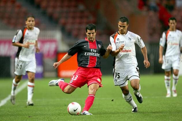 Pierre Alain Frau (Paris St. Germain, li.) gegen Jeremy Morel (Lorient) - (pan21690) Fußball Herren Ligue 1 2007 2008, 1. Französische Liga, FC Paris Saint Germain - FC Lorient 1:3, PSG Gruppe Paris Dynamik, Kampf, Fußball Herren Ligue 1 2007 2008, 1. Französische Liga, FC Paris Saint Germain - FC Lorient 1:3, PSG Gruppe Paris Dynamik, Kampf,