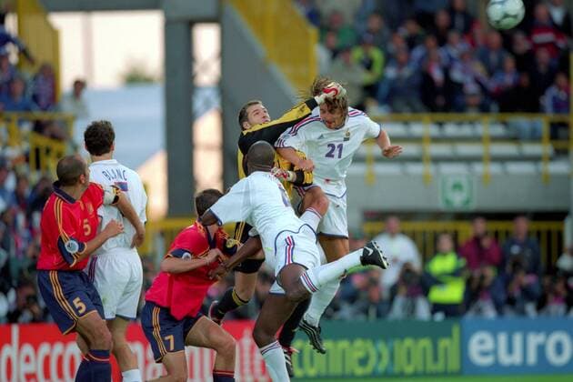 Torwart Santiago Canizares (Spanien) klärt per Faustabwehr gegen Christophe Dugarry (re.) und Patrick Vieira (beide Frankreich, vorn re.) Fußball Länderspiel Herren EM 2000, Nationalmannschaft, Nationaltrikot, Viertelfinale, Frankreich - Spanien 2:1, Vneg Gruppe Brügge Dynamik, Abwehr, Kampf, Fußball Länderspiel Herren EM 2000, Nationalmannschaft, Nationaltrikot, Viertelfinale, Frankreich - Spanien 2:1, Vneg Gruppe Brügge Dynamik, Abwehr, Kampf,