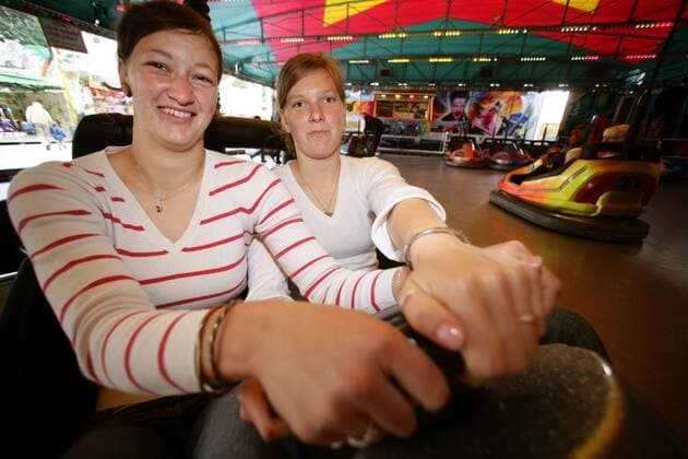 Torfrau Almuth Schult (li.) und Heike Freese (beide HSV) amüsieren sich beim Autoscooter fahren auf dem Hamburger Sommerdom Fußball 1. BL Damen Saison 2007 2008, Hamburger SV, HSV, Frauen, Frauenfußball, Sommerdom, Kirmes, Rummel, Jahrmarkt Gruppe o0 Dom Hamburg Freude, Fußball 1. BL Damen Saison 2007 2008, Hamburger SV, HSV, Frauen, Frauenfußball, Sommerdom, Kirmes, Rummel, Jahrmarkt Gruppe o0 Dom Hamburg Freude,
