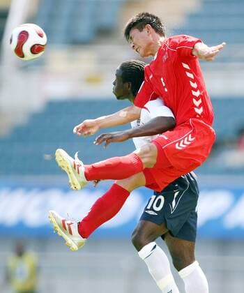 Chol Ryong Kang (Nordkorea U17, re.) gegen Victor Moses (England U17) Fußball Länderspiel Herren U17 Weltmeisterschaft 2007, U 17, Junioren, Nationalteam, Nationaltrikot, Nordkorea - England 1:1, Gruppe o0 2007 Seogwipo, Jeju Dynamik, Kampf, Fußball Länderspiel Herren U17 Weltmeisterschaft 2007, U 17, Junioren, Nationalteam, Nationaltrikot, Nordkorea - England 1:1, Gruppe o0 2007 Seogwipo, Jeju Dynamik, Kampf,