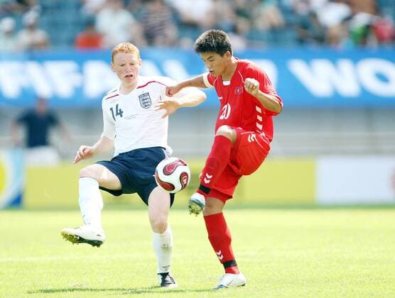 Jin Hyok O (Nordkorea U17, re.) gegen Michael Woods (England U17) Fußball Länderspiel Herren U17 Weltmeisterschaft 2007, U 17, Junioren, Nationalteam, Nationaltrikot, Nordkorea - England 1:1, Gruppe o0 2007 Seogwipo, Jeju Fußball Länderspiel Herren U17 Weltmeisterschaft 2007, U 17, Junioren, Nationalteam, Nationaltrikot, Nordkorea - England 1:1, Gruppe o0 2007 Seogwipo, Jeju