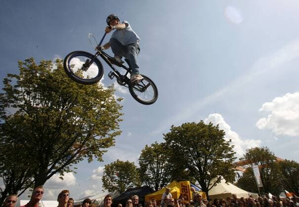 BMX Fahrer zeigt im Showprogramm der Vattenfall Cyclassics 2007 einen spektakulär hohen Sprung Radsport Herren Vattenfall Cyclassics 2007, Straßenradsport, Straße, Rad, Totale Hamburg Dynamik, Höhe, Radsport Herren Vattenfall Cyclassics 2007, Straßenradsport, Straße, Rad, Totale Hamburg Dynamik, Höhe,