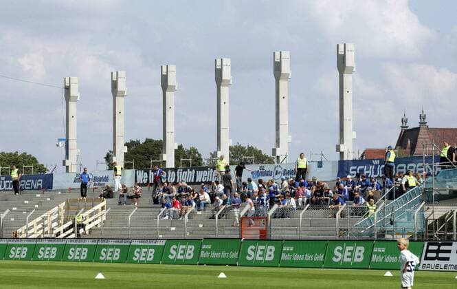 Fußball, Stadiongeschichte Arminia Bielefeld Bielefelder Fans haben es sich auf der noch nicht fertiggestellten Osttribüne der Schüco Arena gemütlich gemacht Fußball 1. BL Herren Saison 2007 2008, Arminia Bielefeld Totale SchücoArena Bielefeld Fußball 1. BL Herren Saison 2007 2008, Arminia Bielefeld Totale SchücoArena Bielefeld