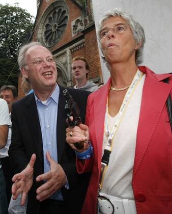 Hamburgs Sportsenatorin Alexandra Dinges Dierig (CDU) hat sich mit der Startpistole bewaffnet. BDR Präsident Rudolf Scharping (beide Deutschland) stellt sich vorsichtshalber schon mal gut mit ihr Radsport Herren Vattenfall Cyclassics 2007, Straßenradsport, Straße, Rad, ProTour Gruppe Pistole, Starterpistole Hamburg Radsport Herren Vattenfall Cyclassics 2007, Straßenradsport, Straße, Rad, ProTour Gruppe Pistole, Starterpistole Hamburg
