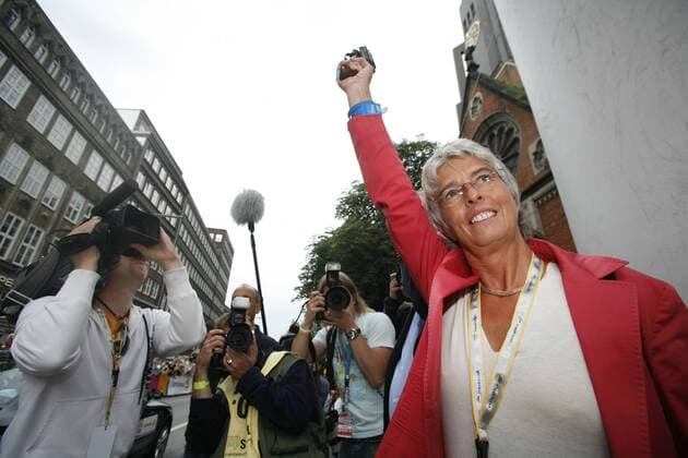 Hamburgs Sportsenatorin Alexandra Dinges Dierig (Deutschland CDU) gibt den Startschuss zum Vattenfall Cyclassics 2007 Radsport Herren Vattenfall Cyclassics 2007, Straßenradsport, Straße, Rad, ProTour Gruppe Pistole, Starterpistole, Startpistole Hamburg Radsport Herren Vattenfall Cyclassics 2007, Straßenradsport, Straße, Rad, ProTour Gruppe Pistole, Starterpistole, Startpistole Hamburg