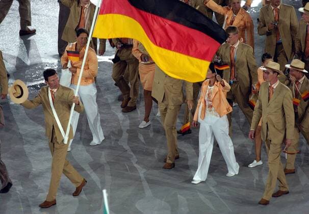 Einmarsch Deutschland mit Springreiter Ludger Beerbaum als Fahnenträger bei der Eröffnungsveranstaltung der Olympischen Spiele 2004 in Athen Pferdesport OS Sommer Herren Olympische Sommerspiele 2004 Spiele Eröffnung Zeremonie Eröffnungszeremonie Show Showprogramm Totale Olympiateam Olympiamannschaft Athen Maroussi Pferdesport OS Sommer Herren Olympische Sommerspiele 2004 Spiele Eröffnung Zeremonie Eröffnungszeremonie Show Showprogramm Totale Olympiateam Olympiamannschaft Athen Maroussi