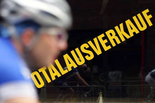 Reflexion eines Teilnehmers der Vattenfall Cyclassics 2007 in einer mit dem Schriftzug Totalausverkauf versehenen Schaufensterscheibe Radsport Herren Vattenfall Cyclassics 2007, Straßenradsport, Straße, Rad, ProTour Einzelbild Hamburg Radsport Herren Vattenfall Cyclassics 2007, Straßenradsport, Straße, Rad, ProTour Einzelbild Hamburg