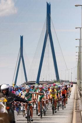 Teilnehmerfeld der Vattenfall Cyclassics 2007 auf der Hamburger Köhlbrandbrücke Radsport Herren Vattenfall Cyclassics 2007, Straßenradsport, Straße, Rad, ProTour Totale Hamburg Radsport Herren Vattenfall Cyclassics 2007, Straßenradsport, Straße, Rad, ProTour Totale Hamburg